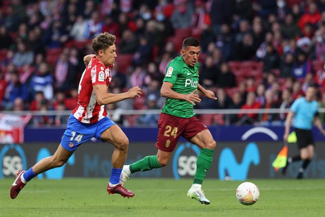 Archivo - Myrto Uzuni of Granada and Marcos Llorente of Atletico de Madrid in action during the spanish league, La Liga Santander, football match played between Atletico de Madrid and Granada CF at Wanda Metropolitano stadium on April 20, 2022, in Madrid,