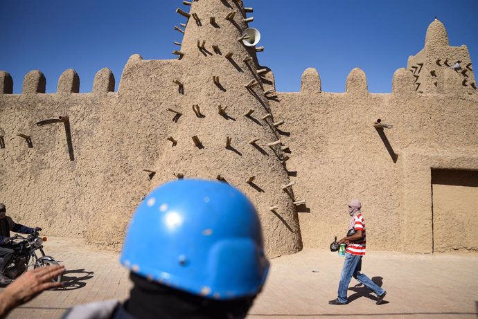 Archivo - February 10, 2022, Tombouctou (Timbuktu, Tombouctou (Timbuktu, Mali: Members of the United Nations Police Force (UNPOL) in Mali operating within MINUSMA secure a delegation during a working mission in downtown Timbuktu, February 8, 2022.