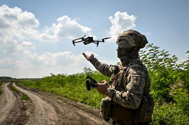 Un soldado ucraniano controlando un dron