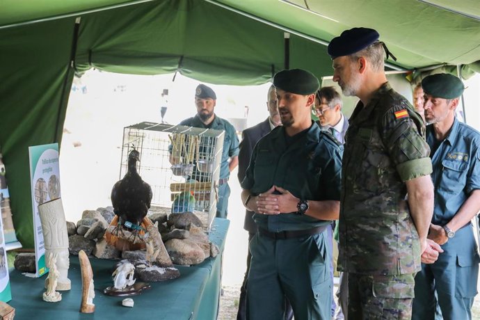 Archivo - El Rey Felipe VI (2d) visita el Seprona de la Guardia Civil en el refugio 'El Mellizo', a 27 de abril de 2023, en Navacepeda de Tormes, Ávila, Castilla y León (España). Durante su visita, el Rey ha conocido cómo trabajan las unidades del Sepro