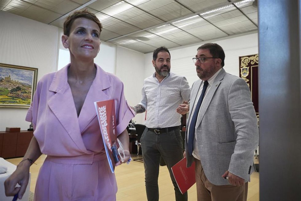 La socialista María Chivite, el secretario de Organización del PSN, Ramón Alzórriz y el presidente del Parlamento de Navarra, Unai Hualde tras la firma de la aceptación de la socialista como candidata a la investidura como presidenta del Gobierno de Nav