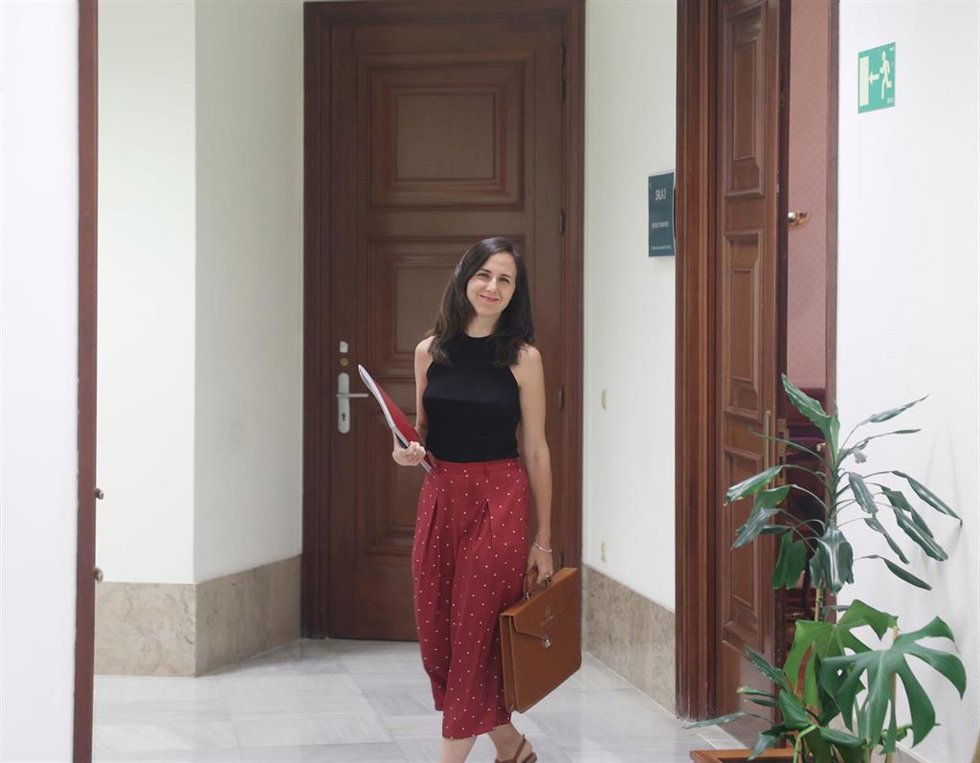 La secretaria general de Podemos y ministra de Derechos Sociales en funciones, Ione Belarra, a su salida tras presentar sus credenciales en el Congreso, a 11 de agosto de 2023, en Madrid (España).
