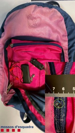 La mochila contenía una cámara de la medida de un grano de arroz camuflada en la cremallera