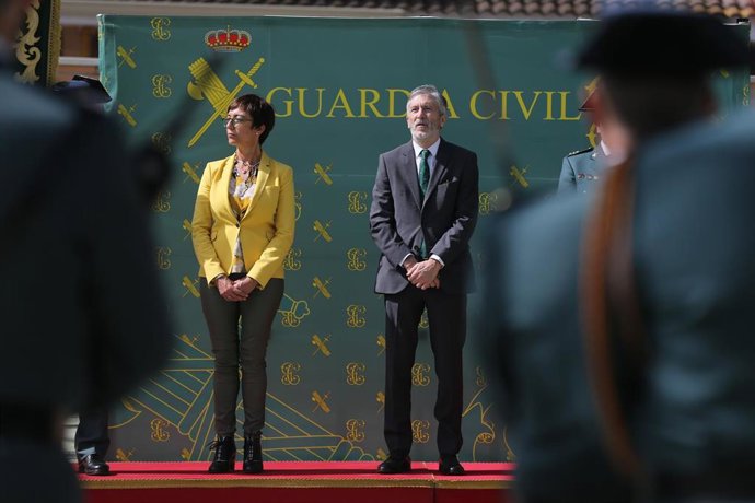 Archivo - El ministro del Interior, Fernando Grande-Marlaska, y la exdirectora general de la Guardia Civil María Gámez