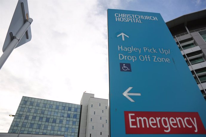 Archivo - July 17, 2022, Christchurch, Canterbury, New Zealand: Emergency entry sign seen at Christchurch Public Hospital. Covid-19 numbers in New Zealand are surging, placing hospitals and NZ medical system under pressure. Christchurch, in Canterbury, 