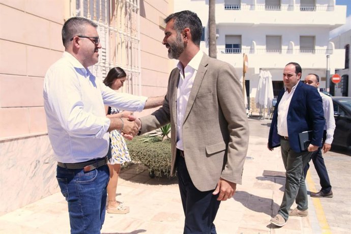 El alcalde de Carboneras (Almería), Felipe Cayuela, y el consejero de Sostenibilidad, Medio Ambiente y Economía Azul, Ramón Fernández-Pacheco.