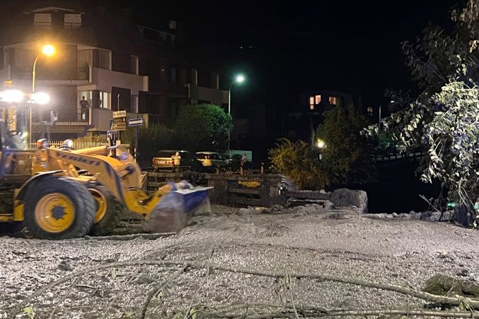 Foto LaPresse 13 agosto 2023 Bardonecchia, Italia - cronaca - Il torrente che attraversa il centro di Bardonecchia &#xe8; esondato nei pressi della piazza del municipio e di via Einaudi: una colata di fango e detriti in pieno centro