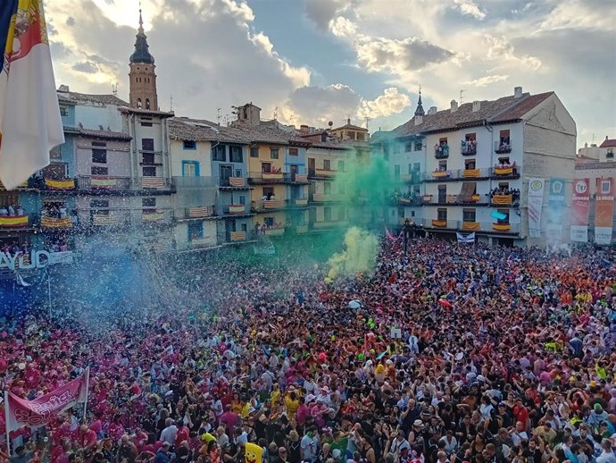 Calatayud inicia sus fiestas con alegría y más peñistas que el año pasado.