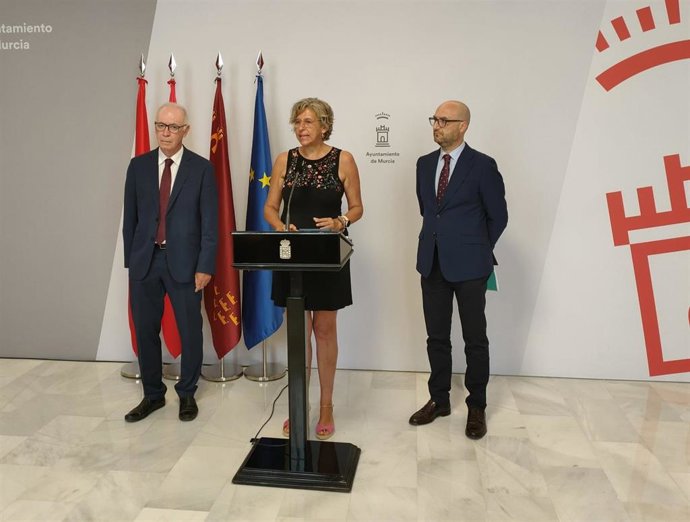 La concejala de Gobierno Abierto, Promoción Económica y Empleo, Mercedes Bernabé, explica en rueda de prensa que Murcia expondrá en el Foro Digital de Eurocities su experiencia en la gestión online de los datos municipales.