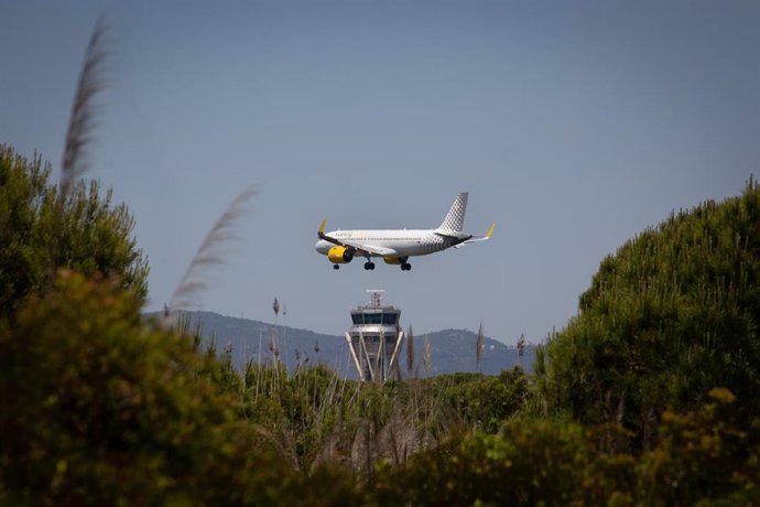 Archivo - Un avión llega al Aeropuerto de Barcelona-El Prat