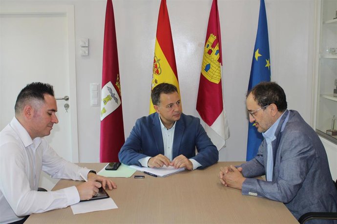 Manuel Serrano durante la reunión que ha mantenido con el director de la UNED en Albacete, Rafael Martínez Tomás.