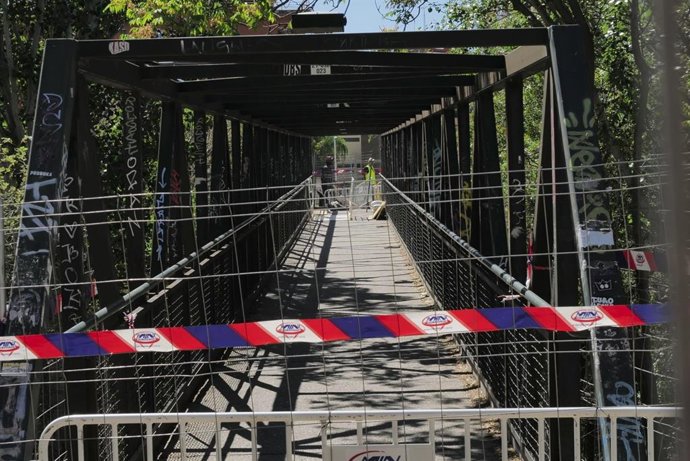 La rehabilitación de la pasarela peatonal de la calle Marina Española de Zaragoza concluirá a finales de mes.