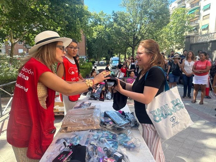 Fundación Madrina entrega material para apoyar a las madres.