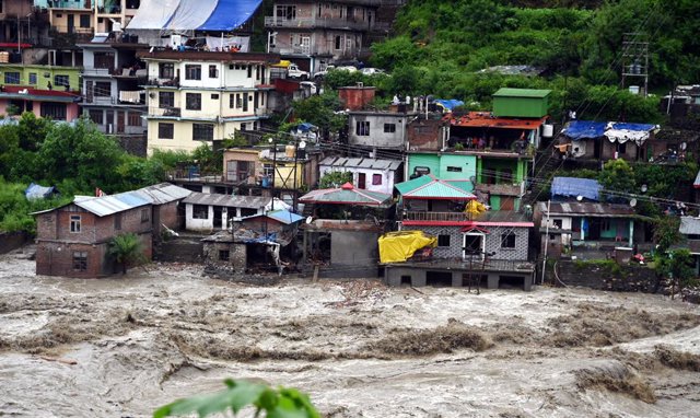 Archivo - HIMACHAL PRADESH, July 11, 2023  -- This photo taken on July 10, 2023 shows waterlogged structures at Mandi district of India's Himachal Pradesh state. Heavy rains have triggered landslides, flash floods and inundation in India's northern state 