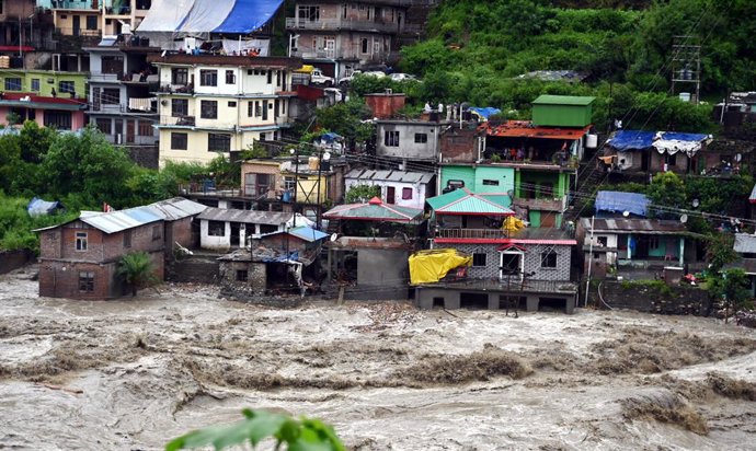 Archivo - HIMACHAL PRADESH, July 11, 2023  -- This photo taken on July 10, 2023 shows waterlogged structures at Mandi district of India's Himachal Pradesh state. Heavy rains have triggered landslides, flash floods and inundation in India's northern stat