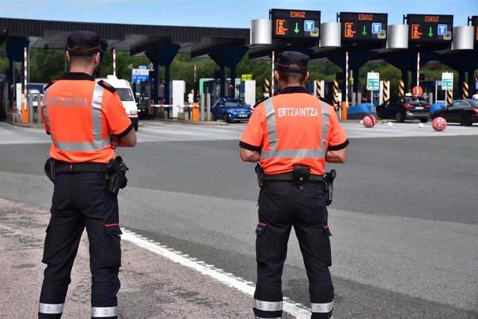 Dispositivo policial en el peaje de Irún