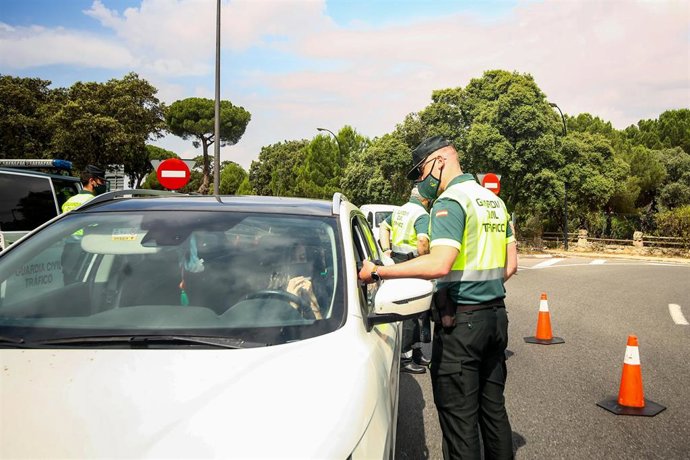 Archivo - Un policía para a los coches para someter a pruebas de control de consumo de drogas y alcohol a los conductores hasta el 20 de agosto