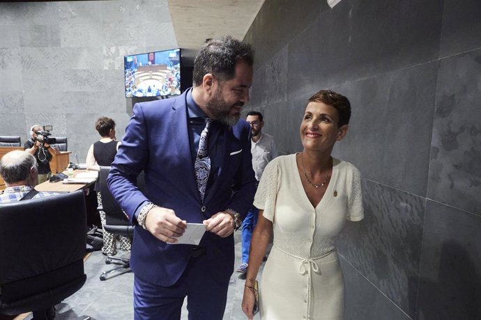 La candidata del PSN a la Presidencia del Gobierno de Navarra, María Chivite, y el portavoz del PSN, Ramón Alzórriz, en el debate de investidura en el Parlamento de Navarra.