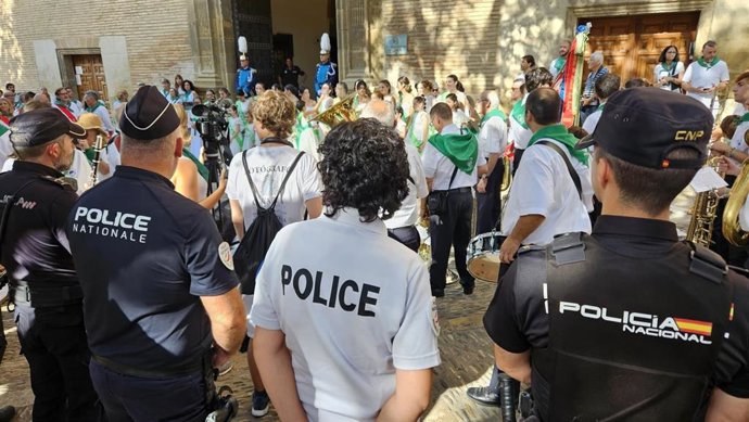 Agentes franceses se integran en patrullas de la Policía Nacional para reforzar la atención al turista en las Fiestas de San Lorenzo de Huesca.
