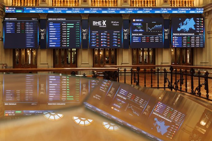 Paneles del IBex 35 en el Palacio de la Bolsa, a 26 de julio de 2023, en Madrid (España). El selectivo defiende los 9.500 puntos en plena presentación de resultados de varios componentes y antes de la reunión de la Reserva Federal (Fed). La previsible s