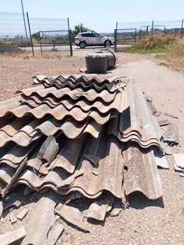 Restos de amianto en el vertedero ilegal localizado por la Policía Local de Palma.