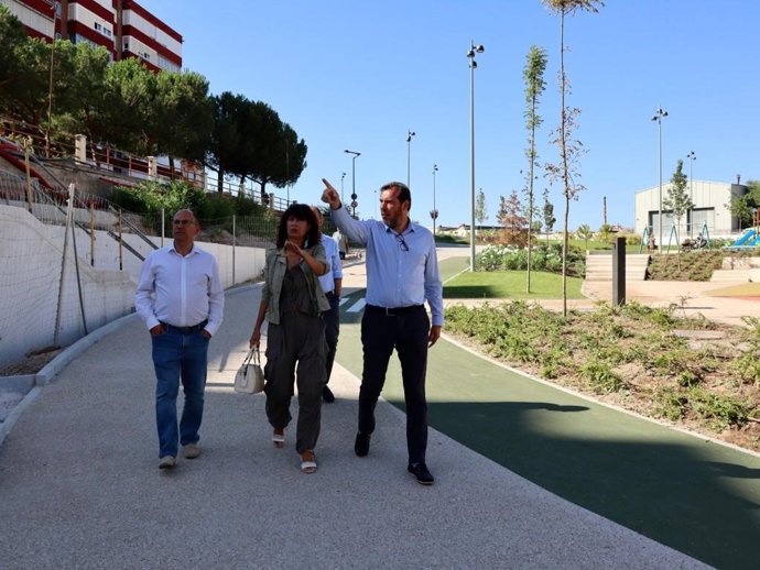 El presidente del Grupo Municipal Socialista, Óscar Puente, y los concejales Ana Redondo y Luis Vélez, visitan el nuevo paso subterráneo para peatones y ciclistas entre la calle Panaderos y la avenida de Segovia.