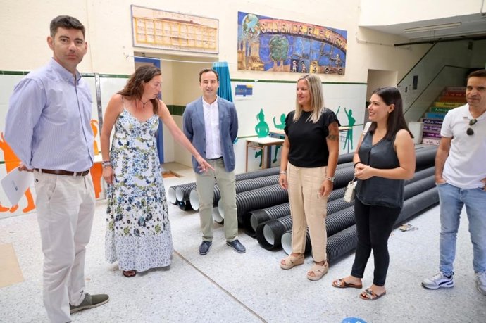 La consejera de Inclusión Social, Juventud, Familias e Igualdad, Loles López, en su visita a las obras del CEIP José Nogales de Valverde del Camino (Huelva).