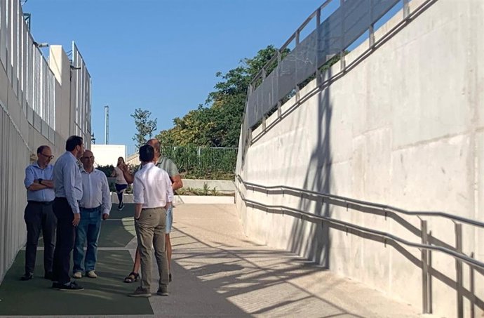 El presidente del Grupo Municipal Socialista en Valladolid, Óscar Puente, y varios concejales del PSOE conversan con un vecino en el nuevo paso subterráneo peatonal y para bicis entre Panaderos y la avenida de Segovia.