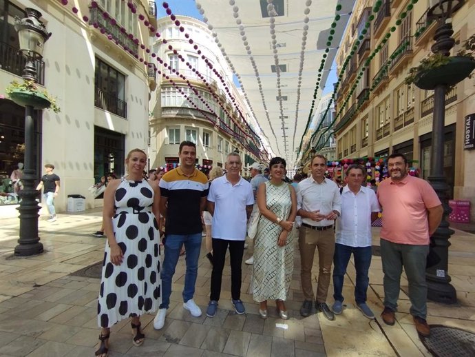 El coordinador general de IU Andalucía, Toni Valero, en un recorrido en la Feria de Málaga del centro junto a cargos públicos y dirigentes de la formación