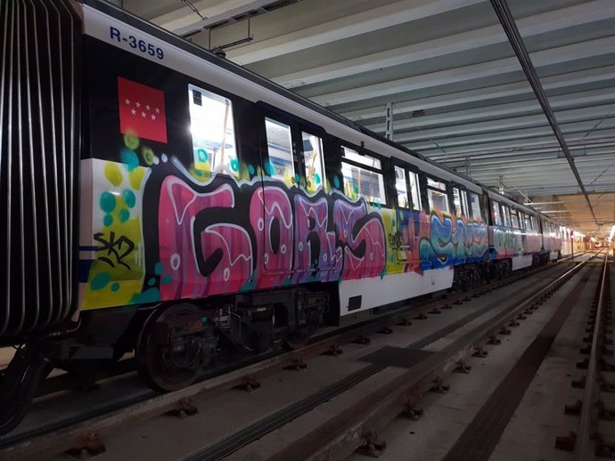 Archivo - Grafiteros vuelven a pintar trenes en el Metro