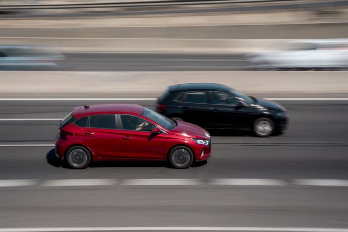 Dos coches circulan en la autovía A-4, a 11 de agosto de 2023, en Madrid (España). 