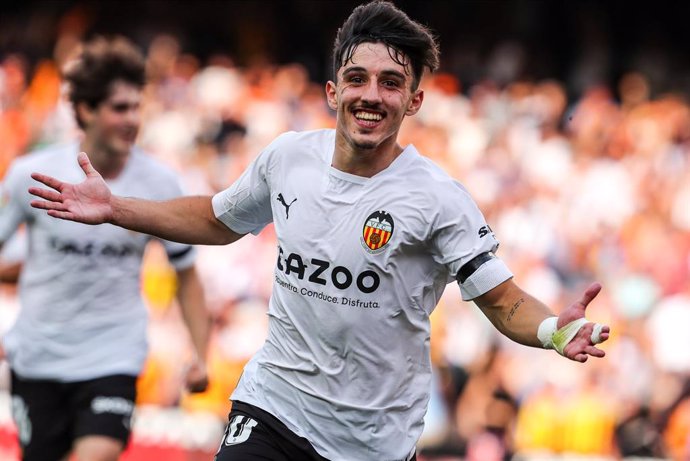 Archivo - El jugador español Diego López Noguerol celebrando un gol con el Valencia CF.