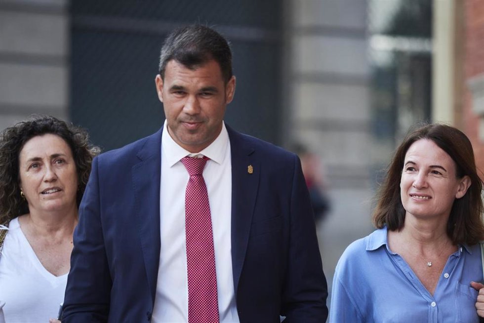 El presidente del Partido Popular de Navarra, Javier García, a su llegada al Parlamento para del debate de investidura de María Chivite.