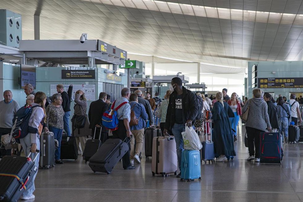 Archivo - Un grupo de personas con maletas en el aeropuerto de Barcelona, Catalunya (España).