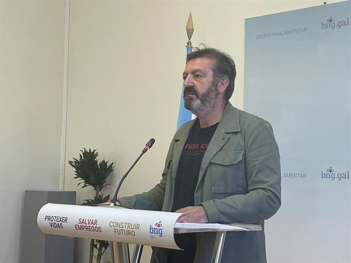 El diputado del BNG Luis Bará en rueda de prensa.