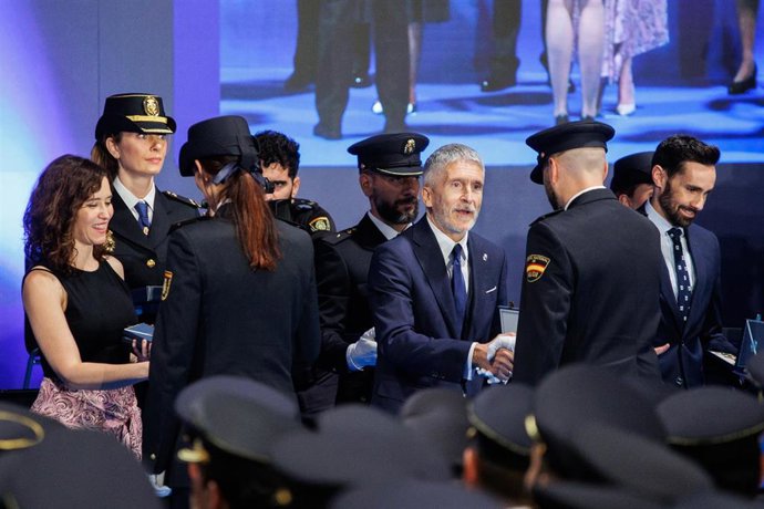 Archivo - (I-D) La presidenta de la Comunidad de Madrid, Isabel Díaz Ayuso; el ministro de Interior, Fernando Grande-Marlaska y el secretario de Estado de Seguridad, Rafael Pérez, entregan las medallas al mérito policial en 2022, en Madrid (España). 