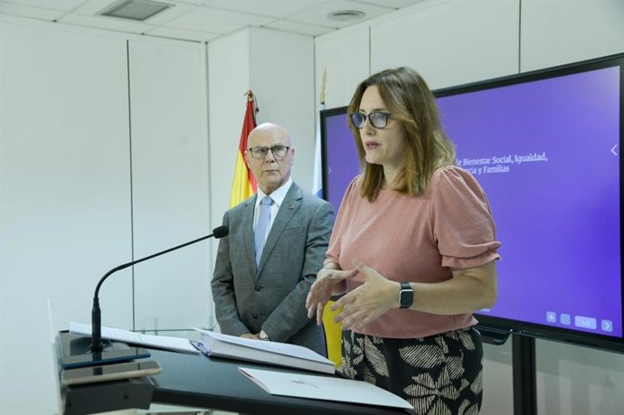 El diputado del Común, Rafael Yanes, y la consejera de Bienestar Social de Canarias, Candelaria Delgado