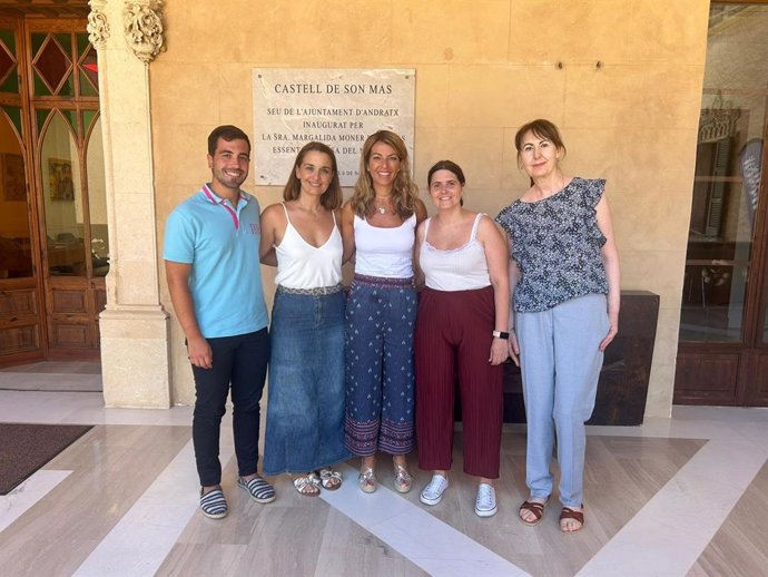 El técnico del Ayuntamiento de Andratx José Manuel Rodríguez, la regidora de Educación y Cultura, Mady Pujol, la alcaldesa, Estefanía Gonzalvo, y dos de las nuevas conserjes