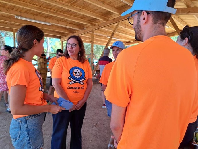 La Consellera de Salud, Manuela García, visita el campamento de Adiba en La Victria.