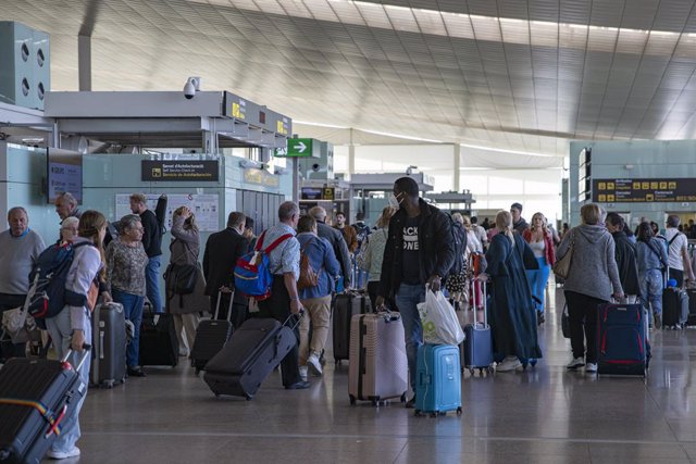 Archivo - Arxiu - Un grup de persones amb maletes en l'aeroport de Barcelona, Catalunya (Espanya).