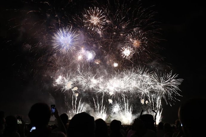 Archivo - Fuegos artificiales en una imagen de archivo.