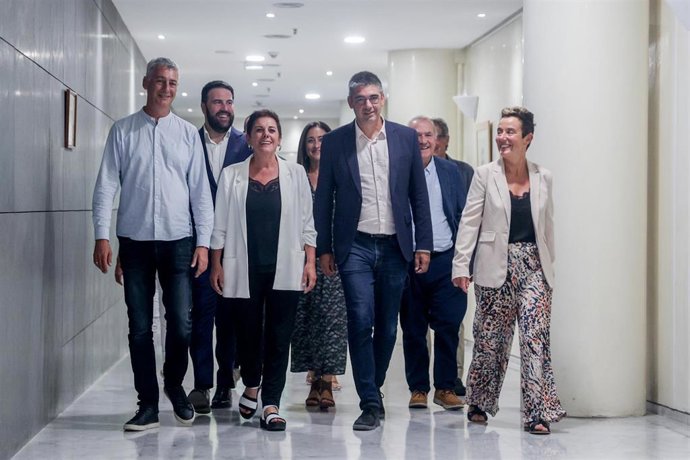 Las diputadas Mertxe Aizpurua (2i); Oskar Matute (1i); Bel Pozueta (1d); y Marije Fullaondo (1d); llegan para entregar sus credenciales 