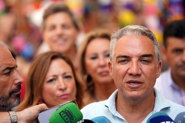 El coordinador general del PP y diputado nacional por Málaga, Elías Bendodo, atiende a los medios