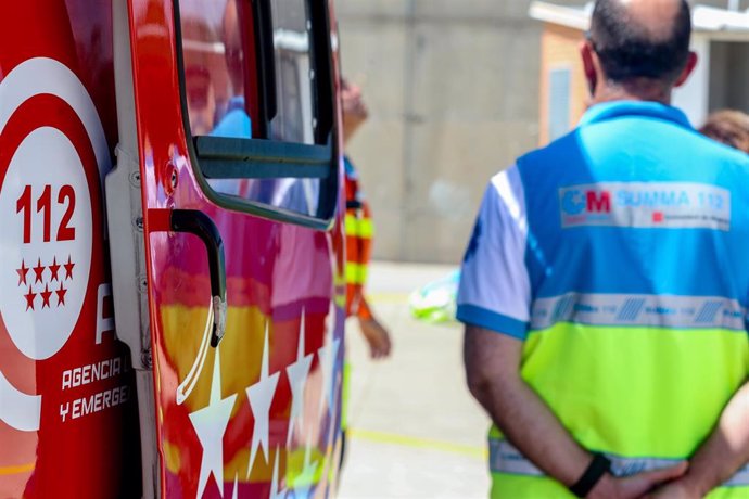 Archivo - Varios voluntarios durante un curso de intervención con helicópteros en la base de Summa, en el Parque de Bomberos, a 16 de junio de 2023, en Las Rozas, Madrid, (España).