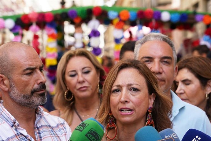 La presidenta del PP de Málaga, Patricia Navarro, en atención a medio