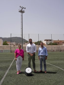 A instalación de Churriana ha sido visitada por el concejal delegado de Deporte, Borja Vivas; el edil delegado de Economía, Hacienda y Fondos de la UE, Carlos Conde, y la concejala delegada de Churriana, Mercedes Martín.