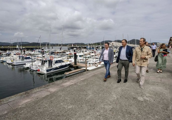 El Consejero De Fomento, Ordenación Del Territorio Y Medio Ambiente, Roberto Media, Visita El Puerto De Santoña Junto Al Alcalde, Jesús Gullart.