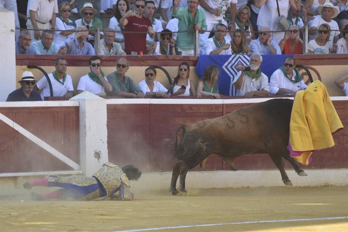 El torero 'El Cordobés' sufre una cogida en la plaza de toros de Huesca