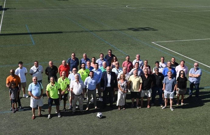 El alcalde de Cort, Jaime Martínez, este lunes en la sede de la Federación de Fútbol de Baleares con 28 clubes de Palma