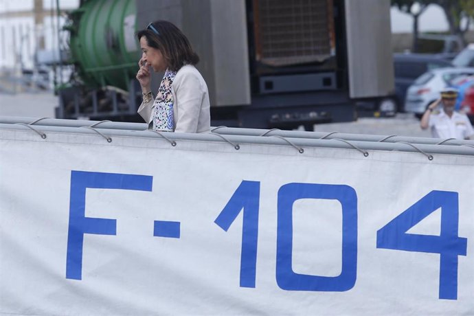 La ministra de Defensa en funciones, Margarita Robles, visita la fragata Méndez Núñez en el Arsenal de Ferrol, a 14 de agosto de 2023, en Ferrol, A Coruña, Galicia (España). La fragata Méndez Núñez (F-104), es el cuarto buque de la clase F-100, con 